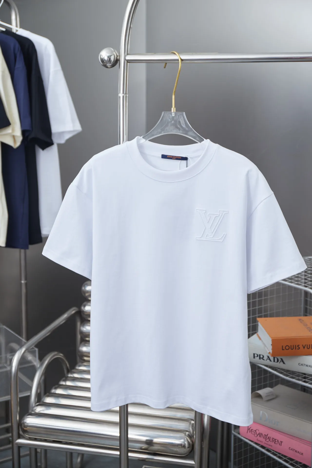 🅿️190 1V 25SS early spring new style Toothbrush embroidered logo short sleeves Light luxury essential item for daily commuting for men and women Correct version Welcome to compare Detailed features · 320g 100% pure cotton double yarn jersey fabric · Custom dyed in the same vat, special thickened 32 pieces double-strand 1X1 thread · Imported Tajima machine machine embroidery, toothbrush embroidered logo embroidery pattern + three-dimensional burnt flowers · Double-needle sewing and cross-seam technology · Original main mark, washed tag, brand moisture-proof paper packaging Color: black/white/pink Size: S/M/L/XLI